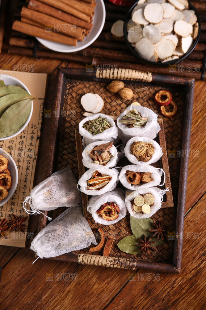 木底上的香料组合