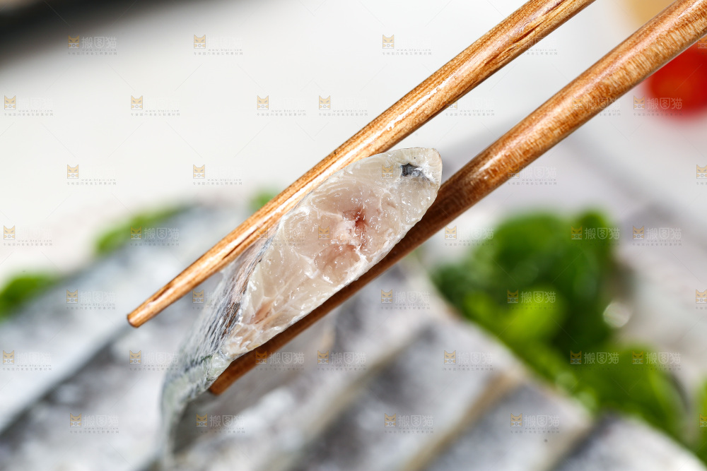 白底上的带鱼段