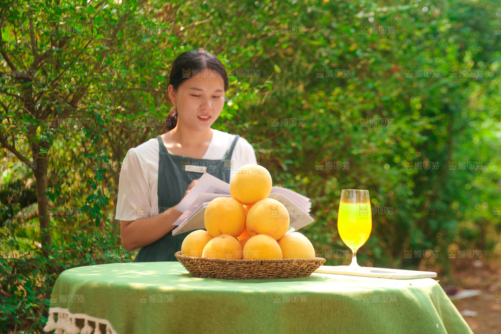 手里拿着炎陵黄桃