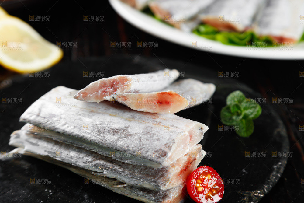 黑底上的鲜冻带鱼段