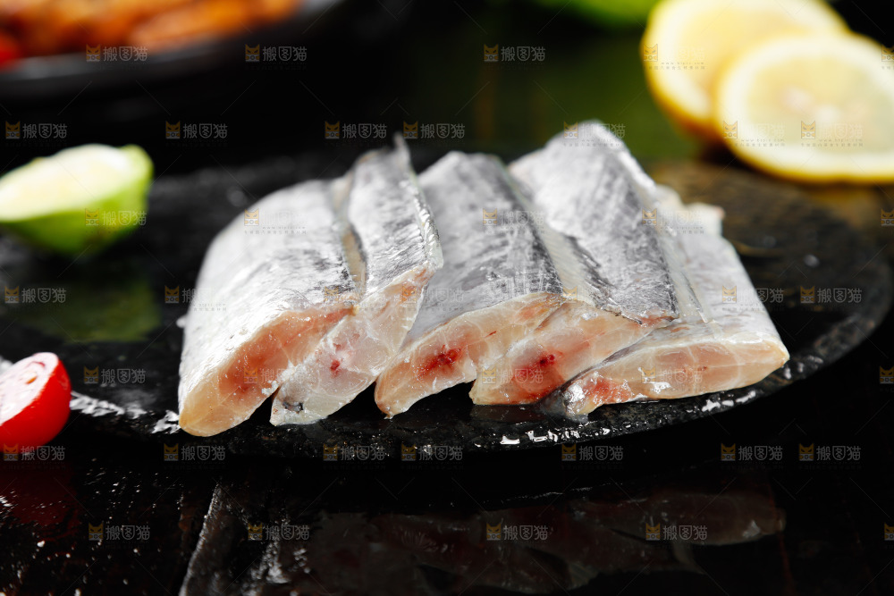 黑底上的鲜冻带鱼段