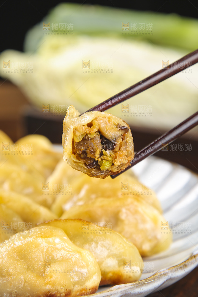 木底上放着的煎饺