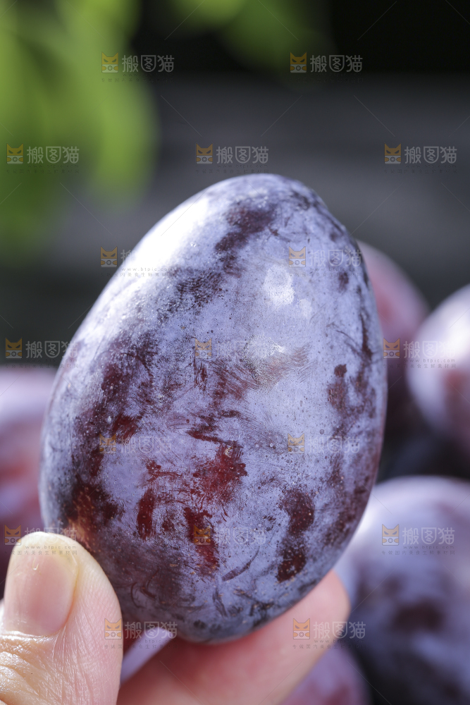 深底上的新鲜西梅