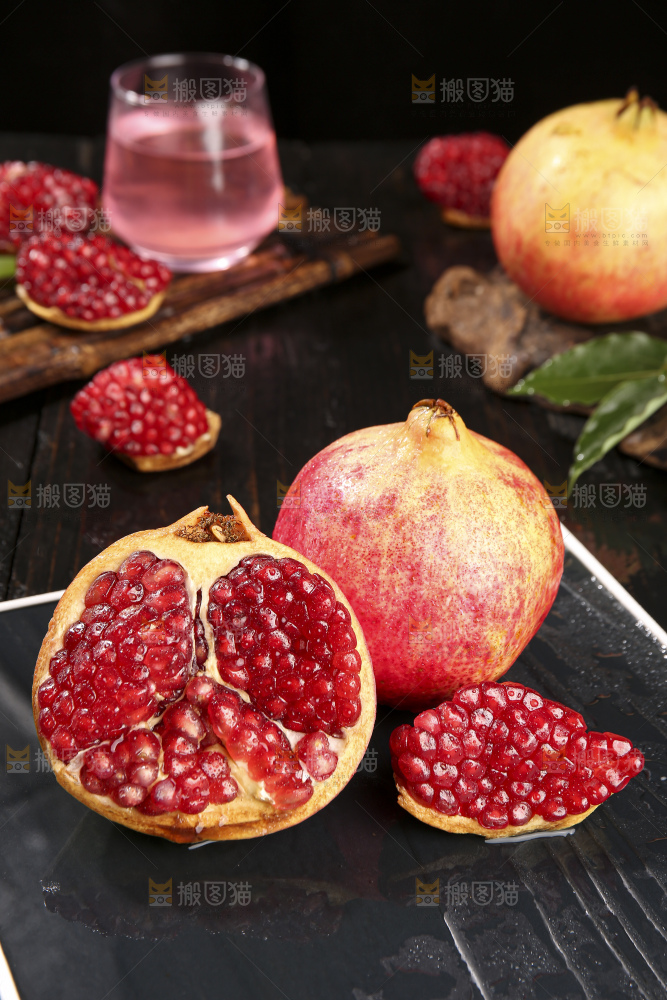 深底上的黑籽石榴