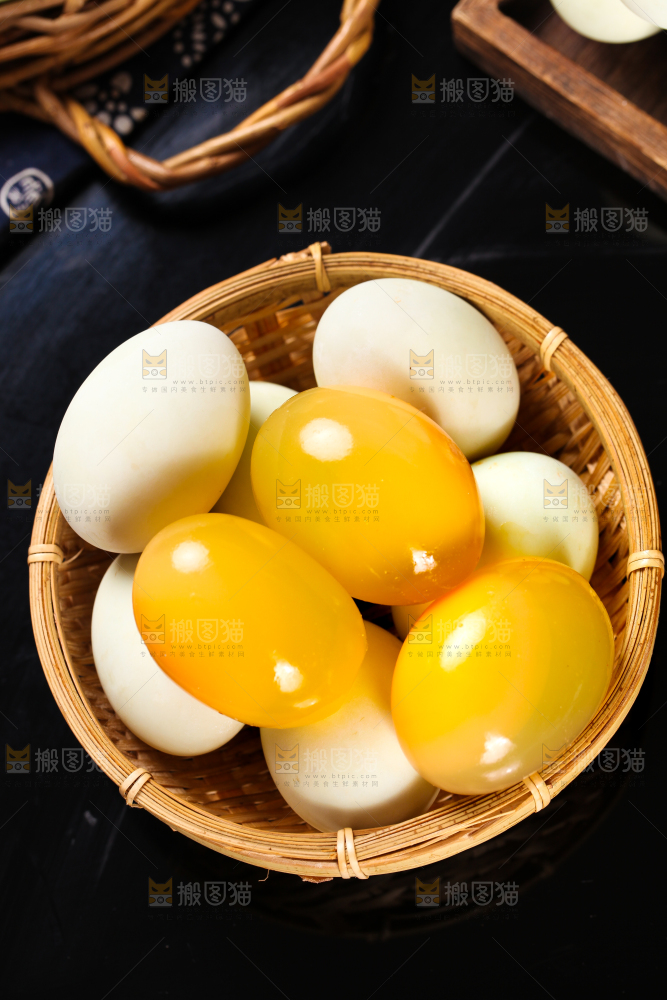 深底上的黄金皮蛋