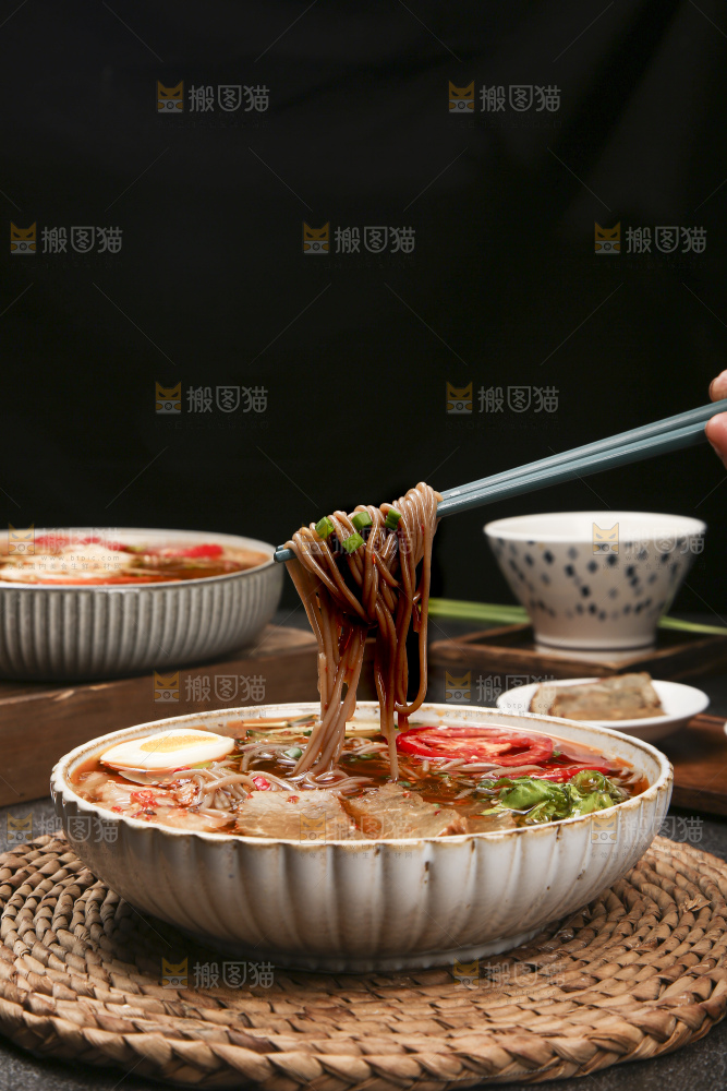 木底上的一碗冷面