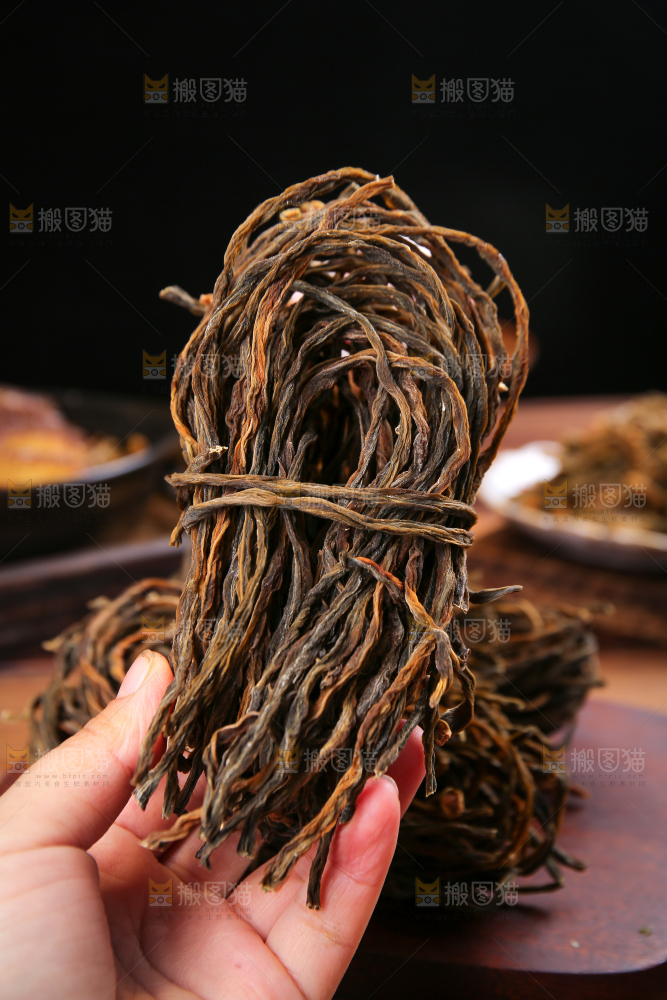 木底上放着干豆角