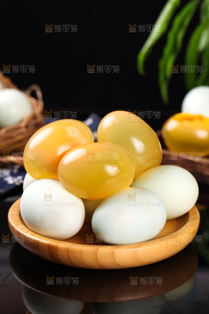 深底上的黄金皮蛋