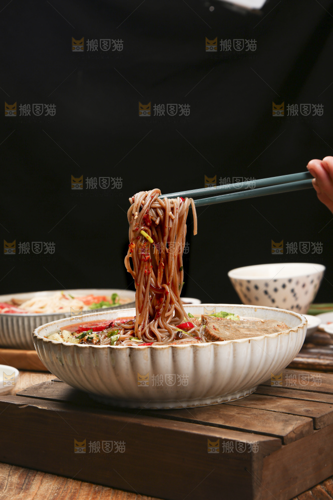 木底上的一碗冷面