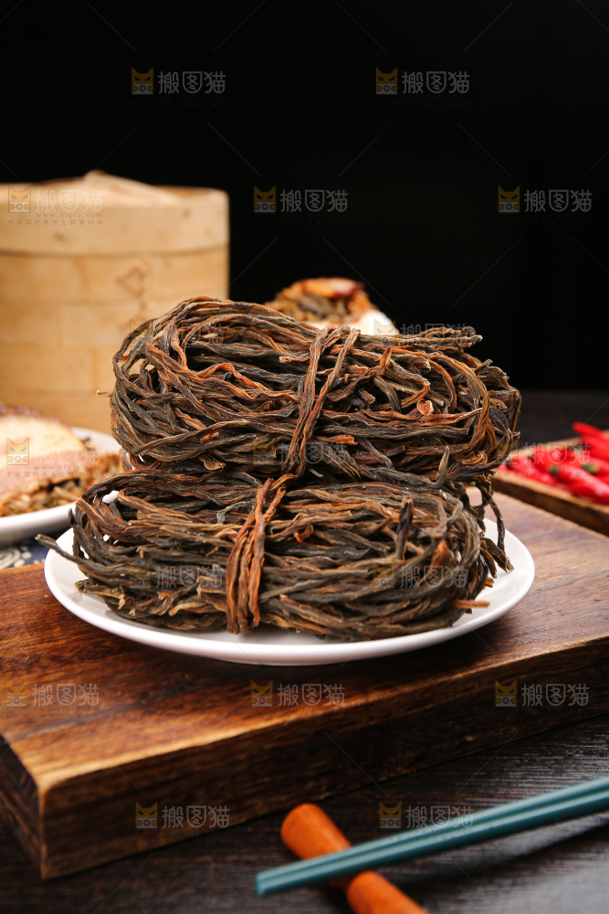 木底上放着干豆角