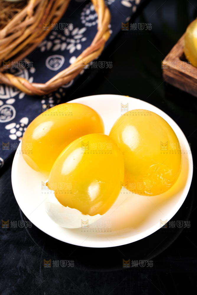 深底上的黄金皮蛋