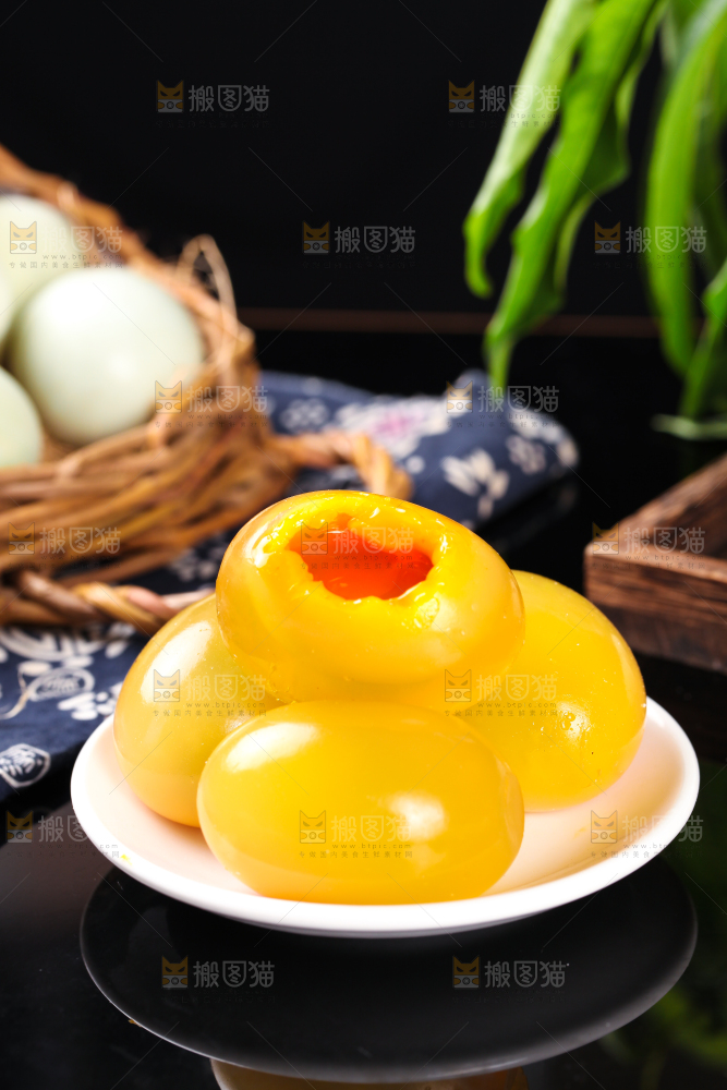 深底上的黄金皮蛋