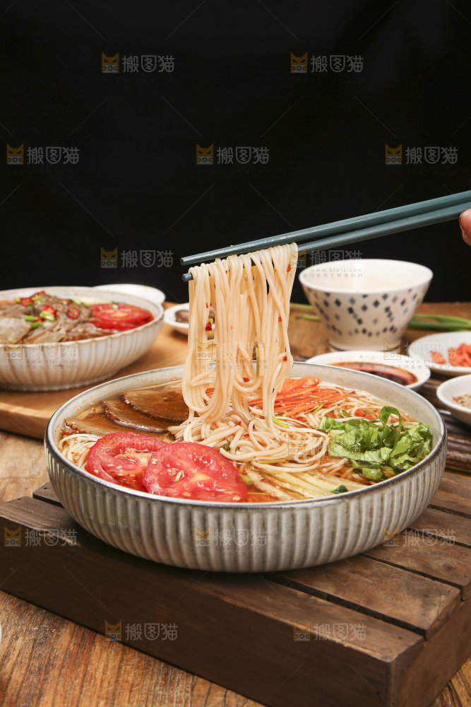 木底上的一碗冷面