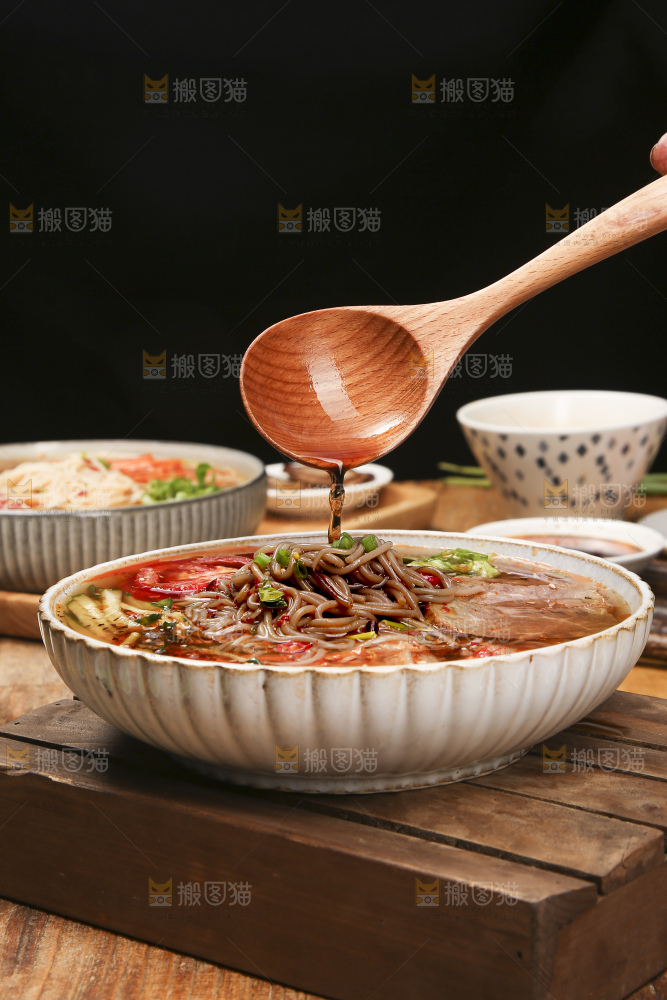 木底上的一碗冷面