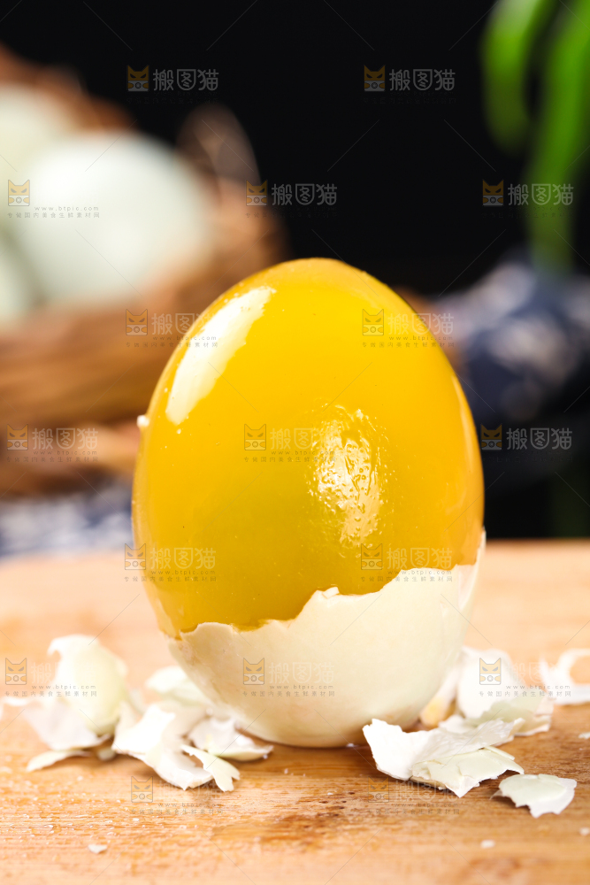 深底上的黄金皮蛋
