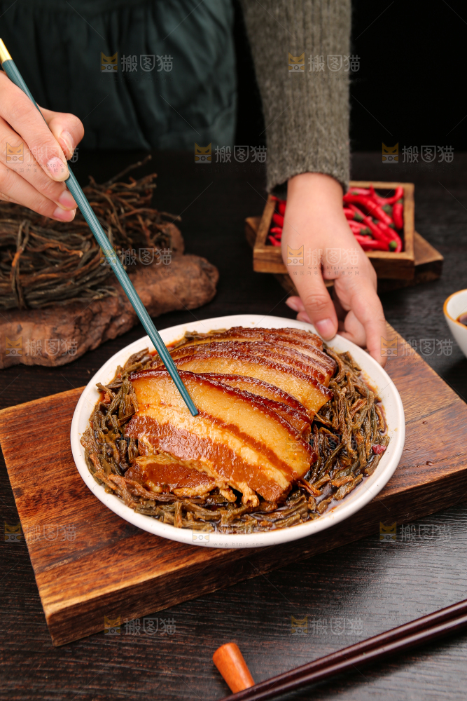 深底上的干豆角扣肉