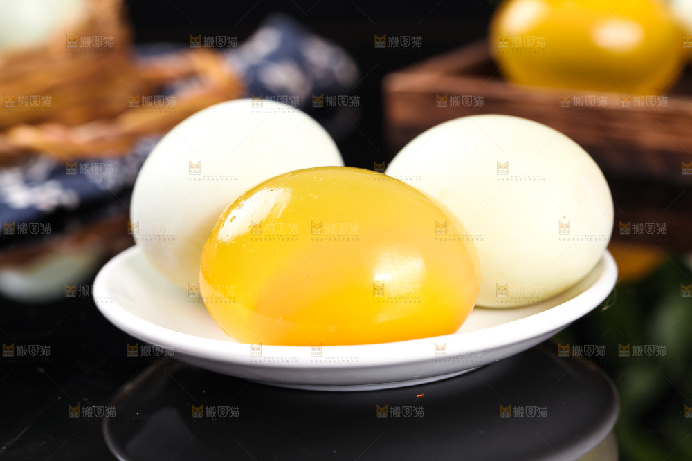 深底上的黄金皮蛋