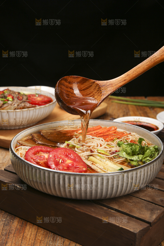 木底上的一碗冷面