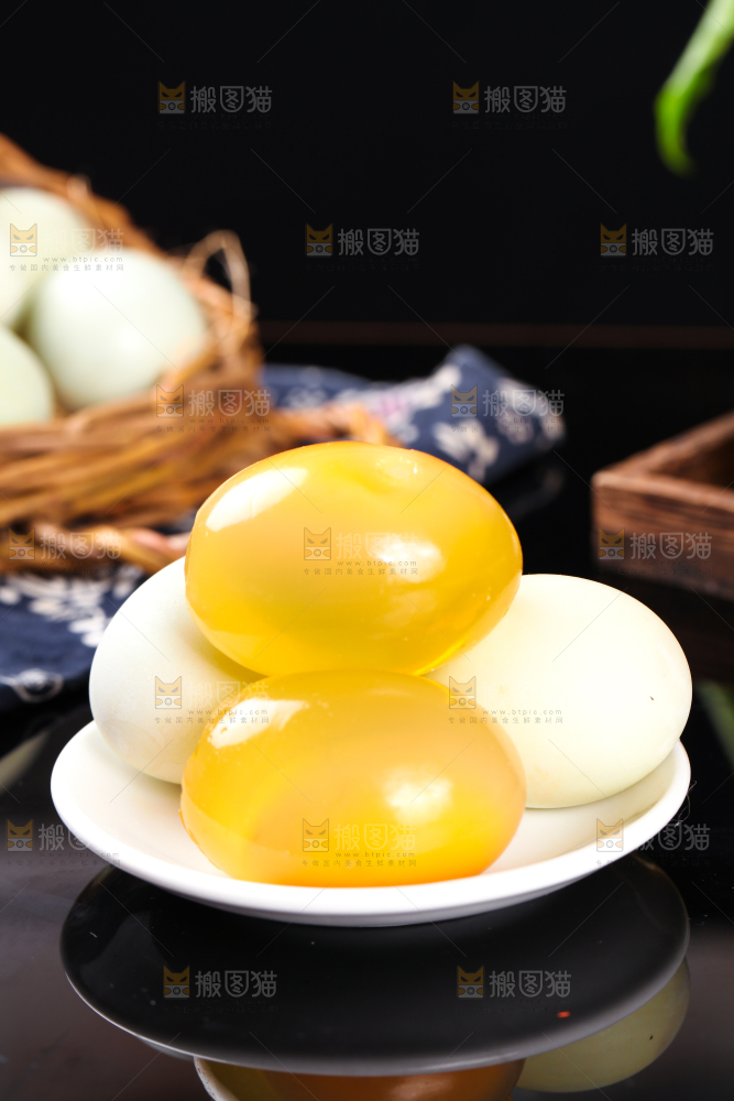 深底上的黄金皮蛋