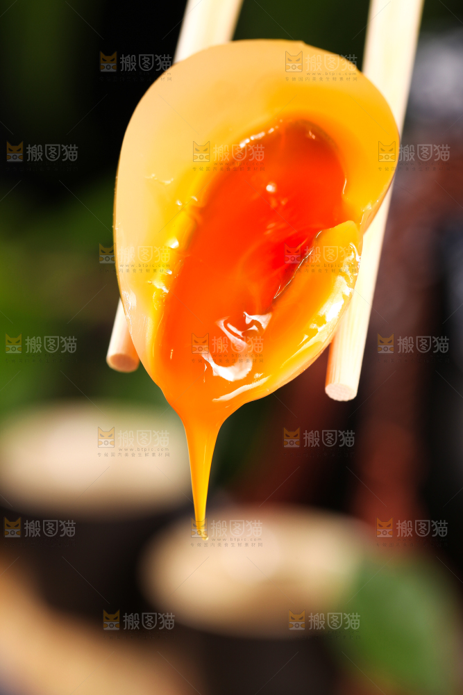 浅底上的黄心皮蛋