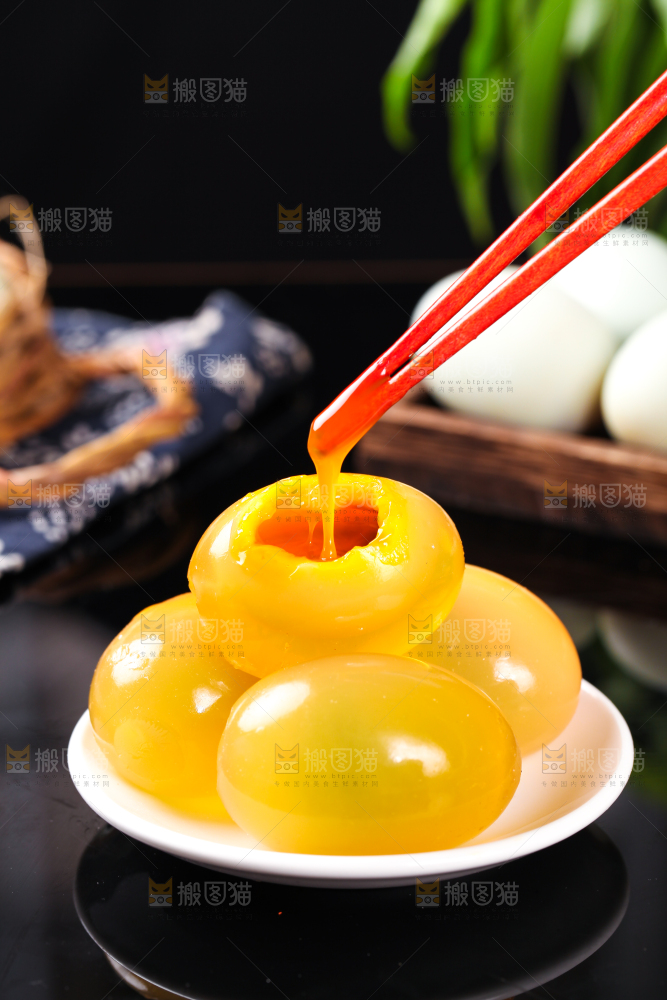 深底上的黄金皮蛋