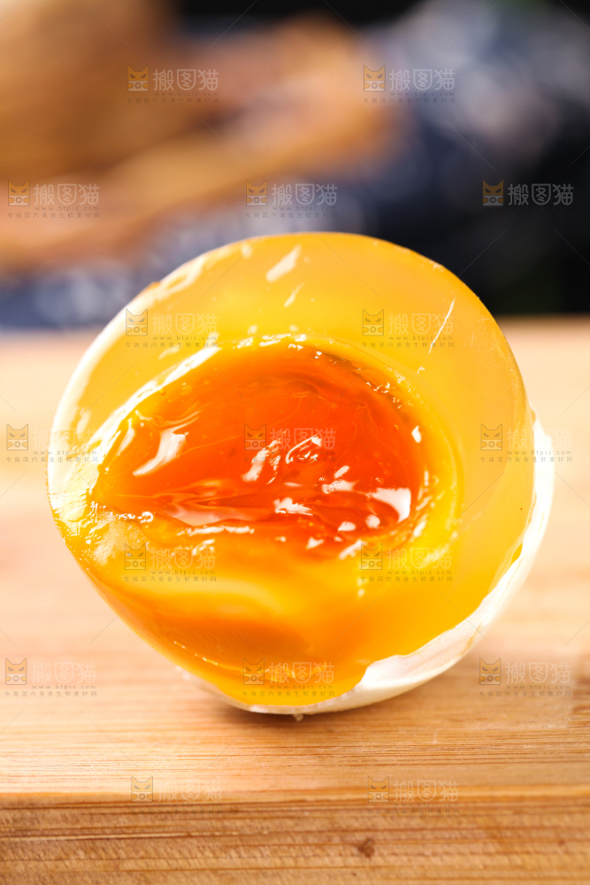 深底上的黄金皮蛋