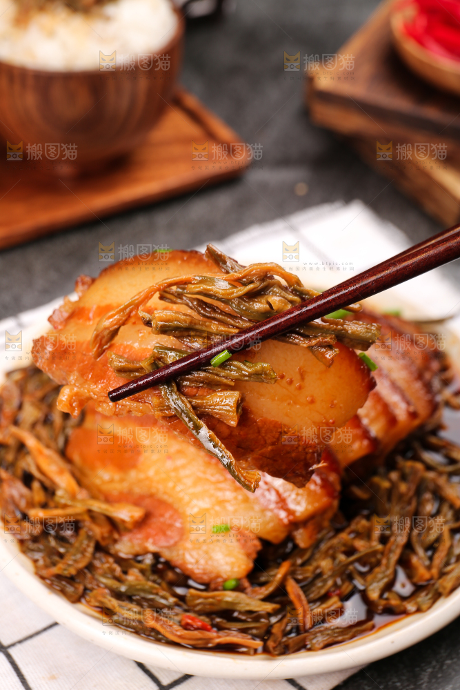深底上的干豆角扣肉