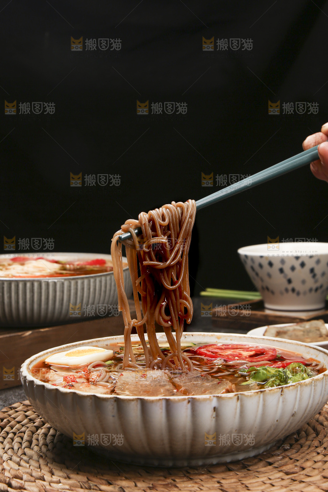 木底上的一碗冷面