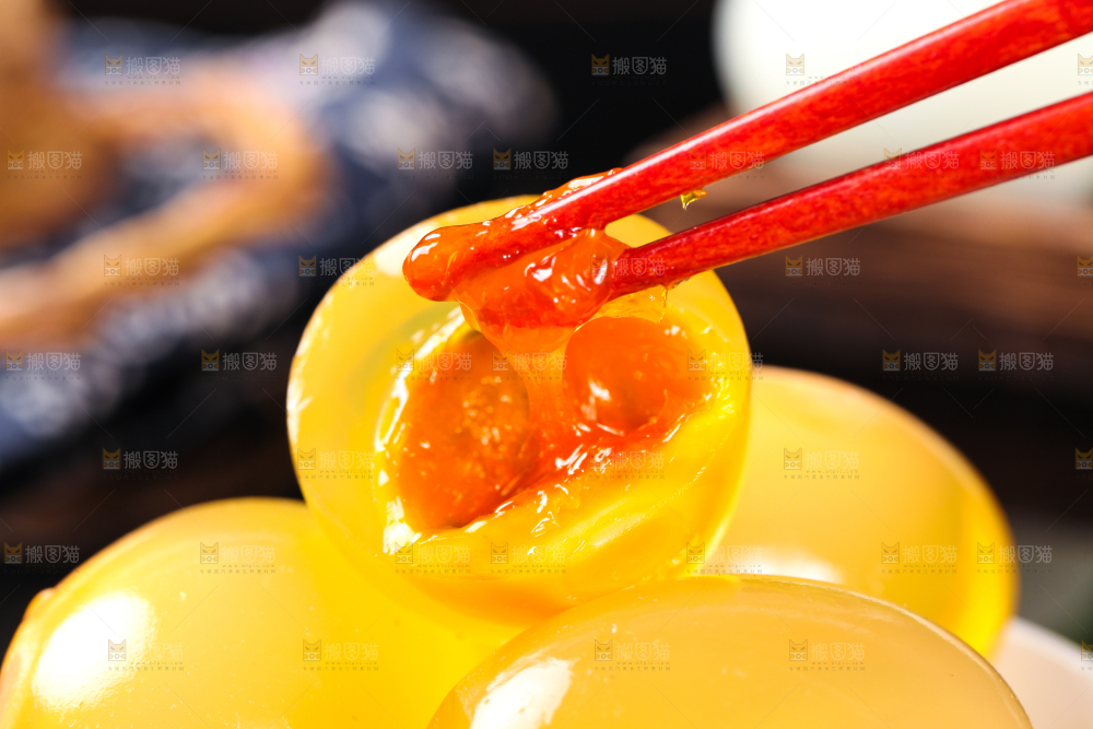 深底上的黄金皮蛋