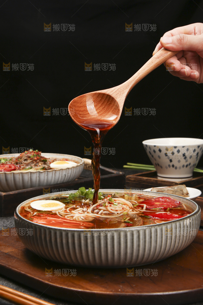 木底上的一碗冷面