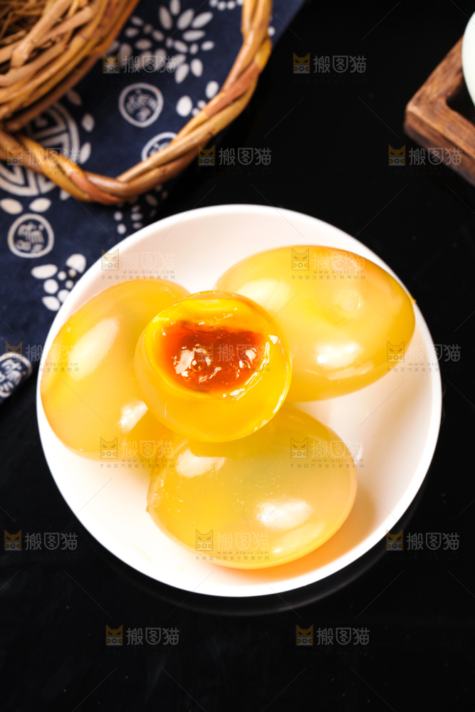 深底上的黄金皮蛋