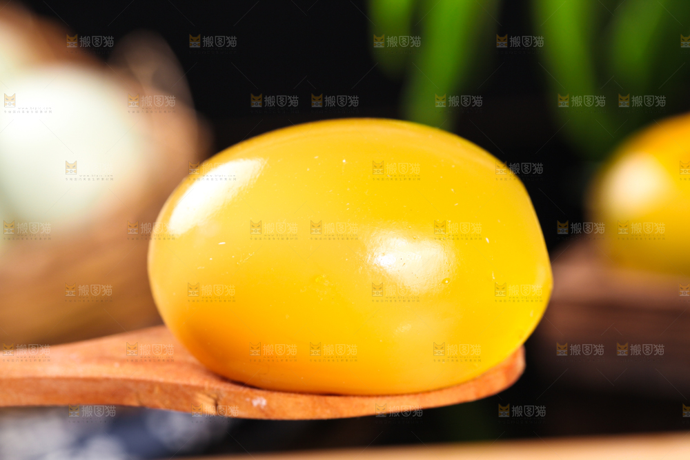 深底上的黄金皮蛋