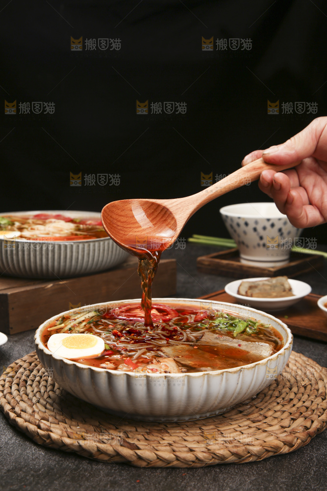 木底上的一碗冷面