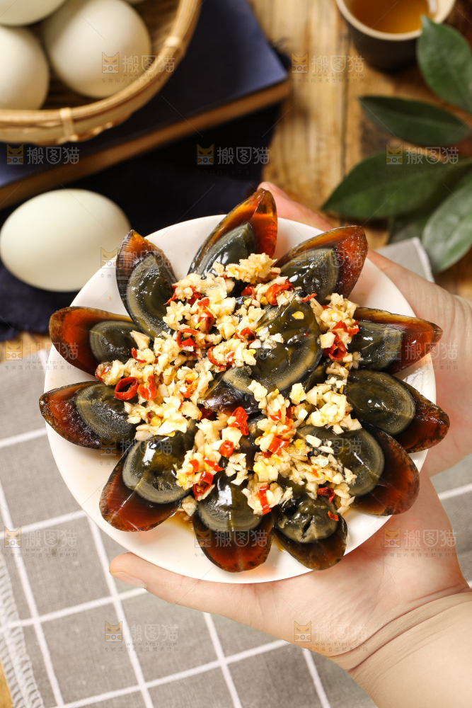 盘子里的凉拌皮蛋