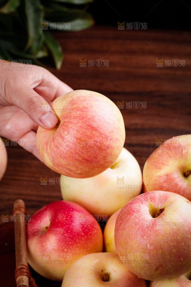 木底上的嘎啦苹果