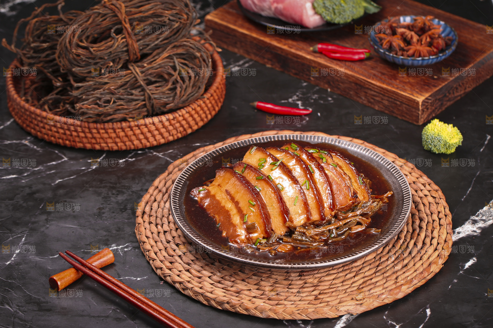 深底上的干豆角扣肉