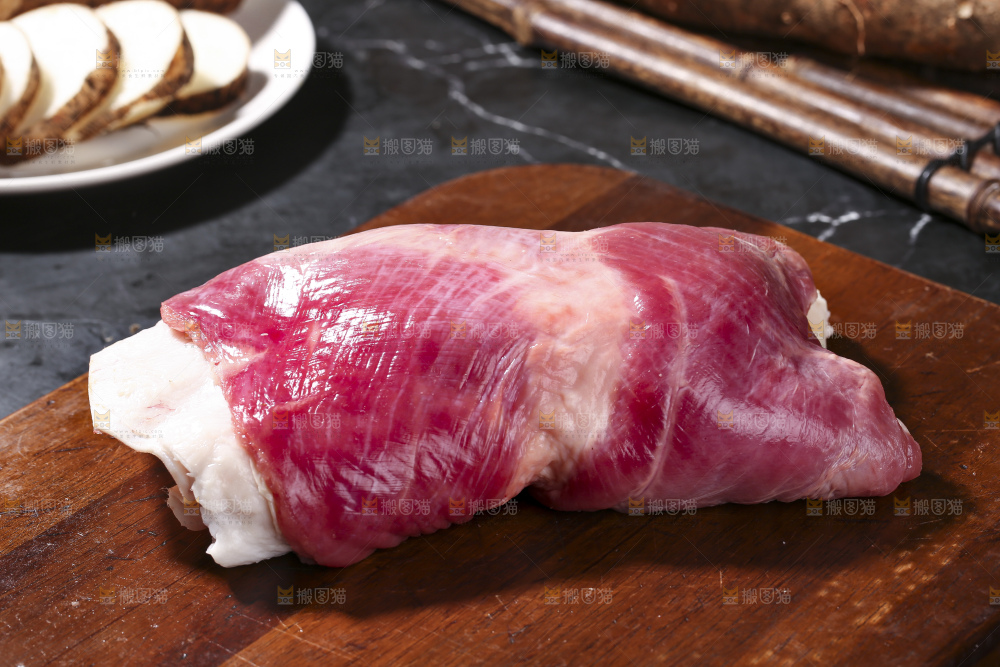 深底上的新鲜羊肉