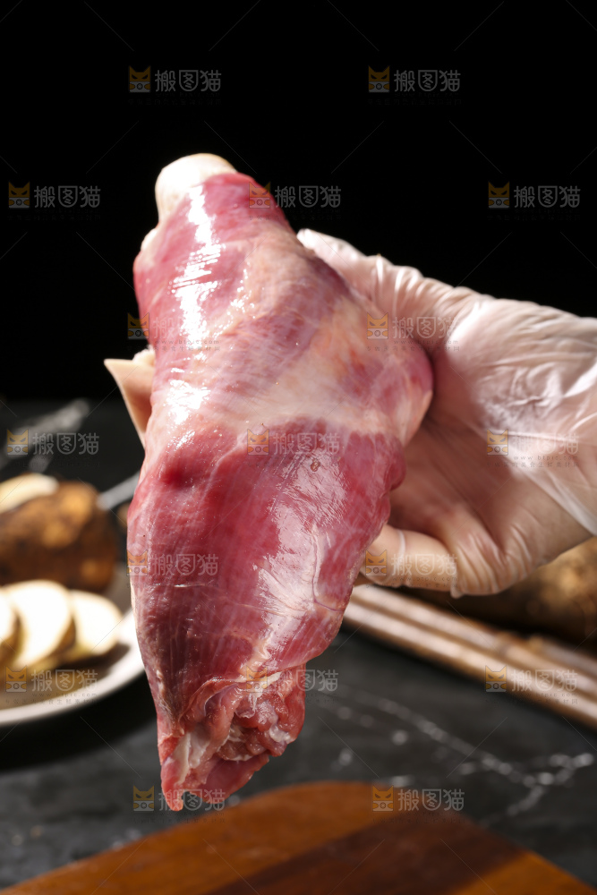 深底上的新鲜羊肉