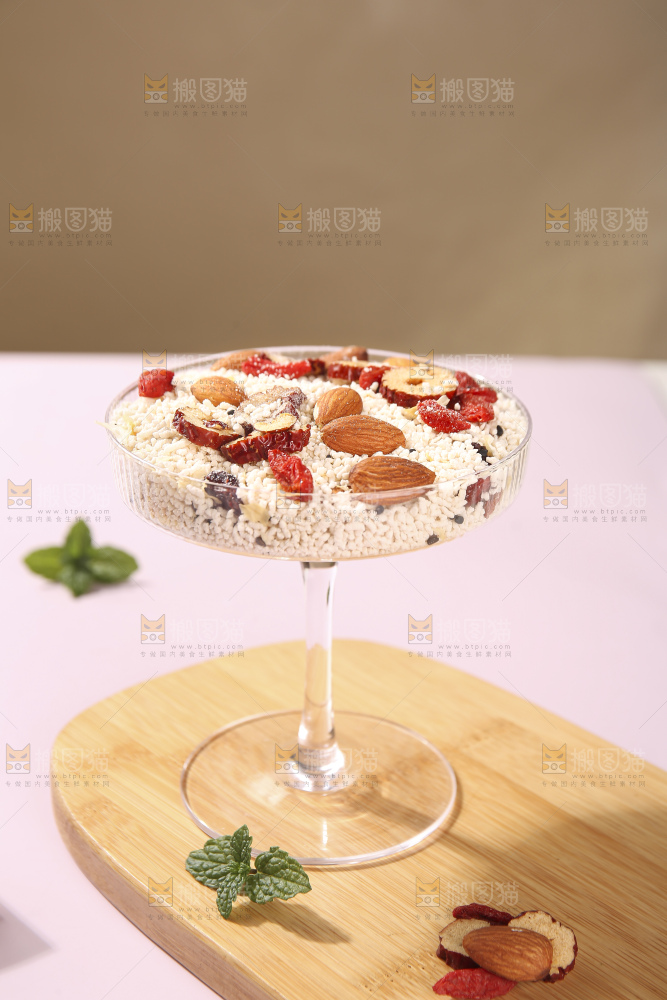 浅底上的红枣坚果藕粉