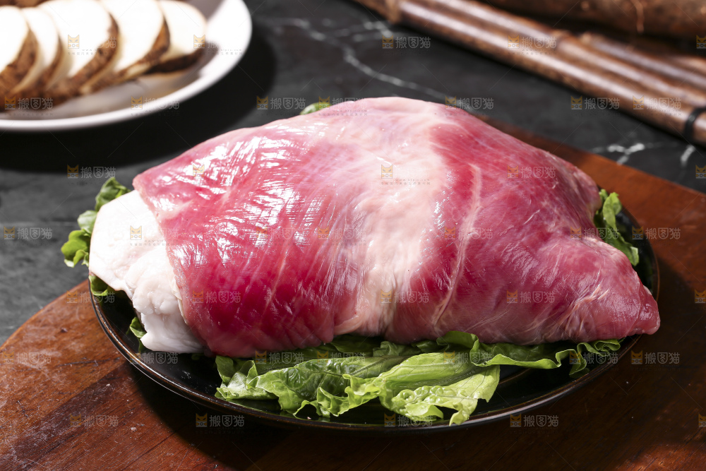 深底上的新鲜羊肉