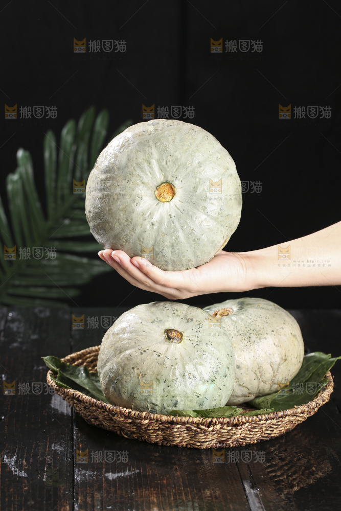 深底上的银栗南瓜
