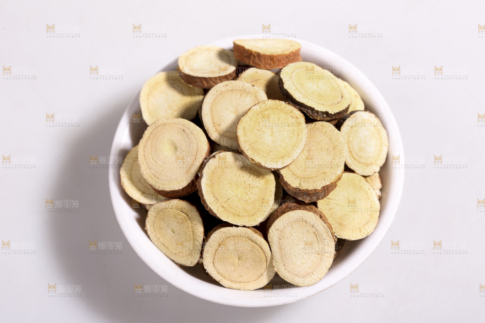 白底上放着甘草片