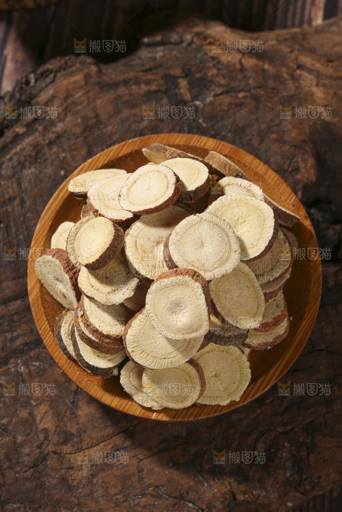 木底上的甘草片