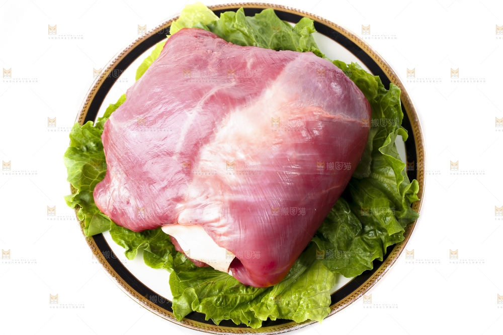 白底上的新鲜羊肉