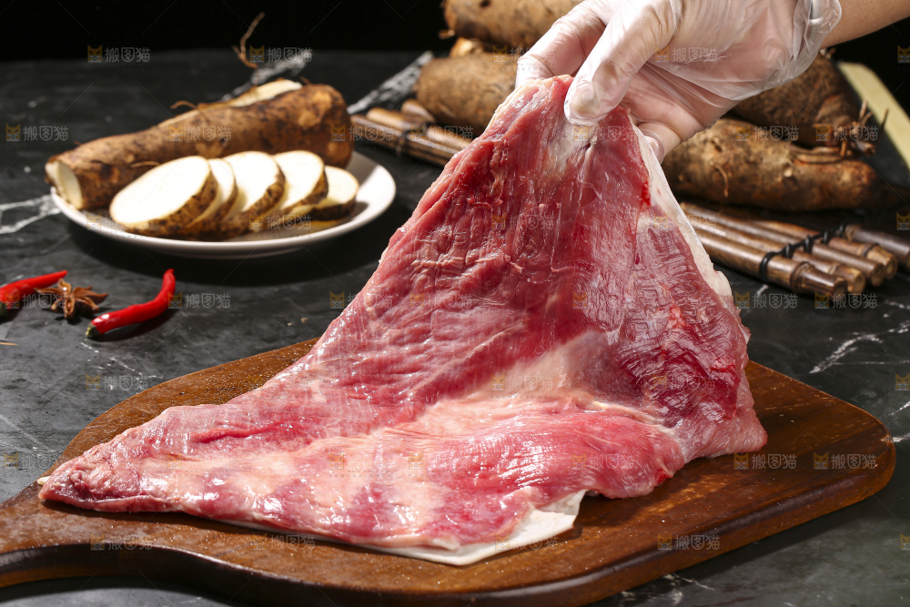 深底上的新鲜羊肉