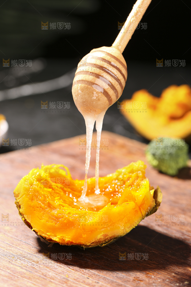 深底上的银栗南瓜