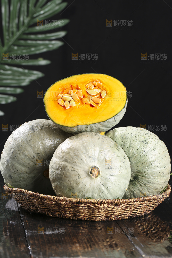 深底上的银栗南瓜