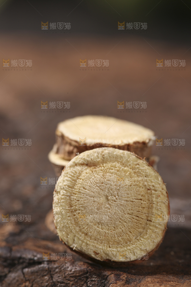 木底上的甘草片