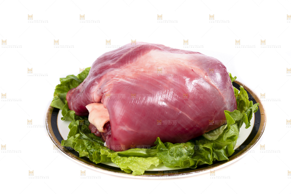 白底上的新鲜羊肉
