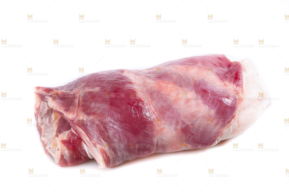 白底上的新鲜羊肉